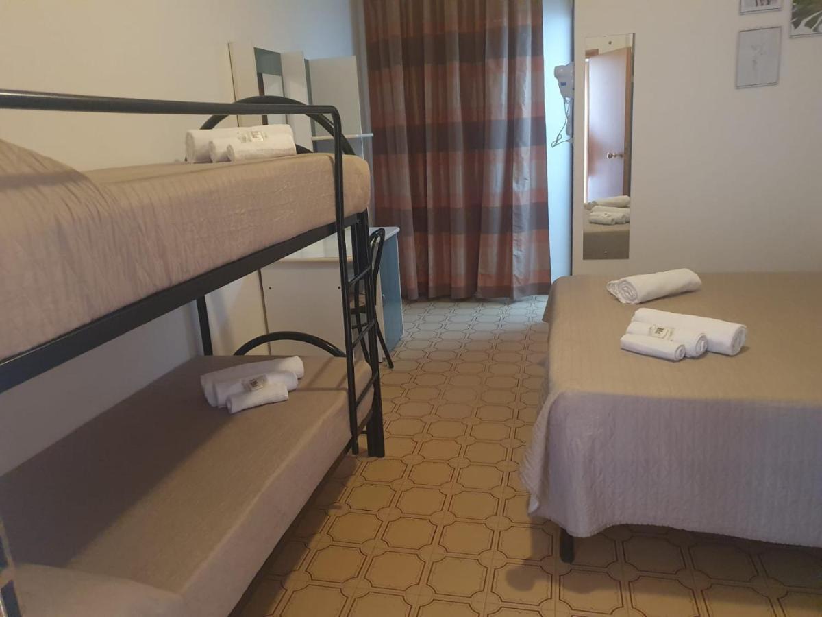 Hotel Magriv Ріміні Екстер'єр фото