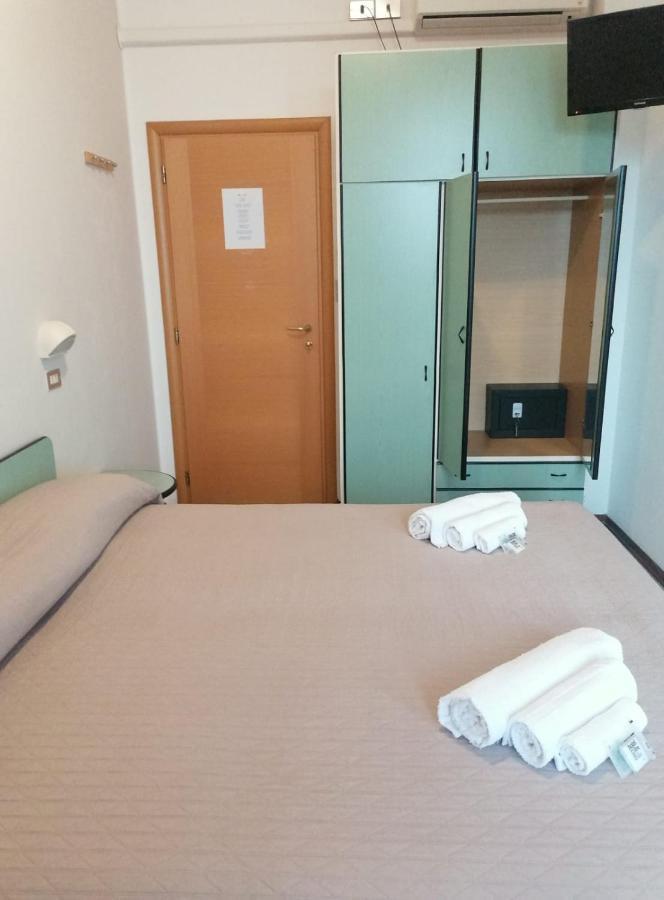Hotel Magriv Ріміні Екстер'єр фото