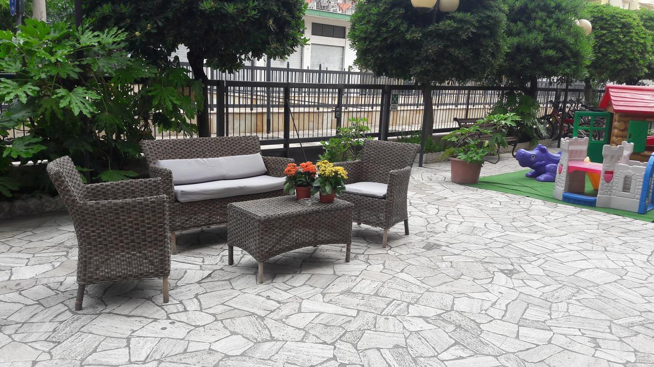 Hotel Magriv Ріміні Екстер'єр фото